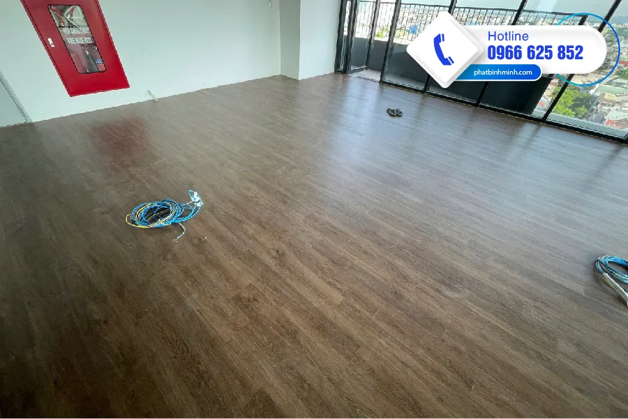 công trình sàn nhựa giả màu gỗ đậm